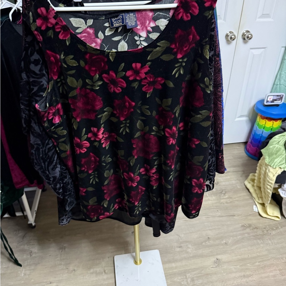 Laura Scott Black and Pink Floral Blouse​